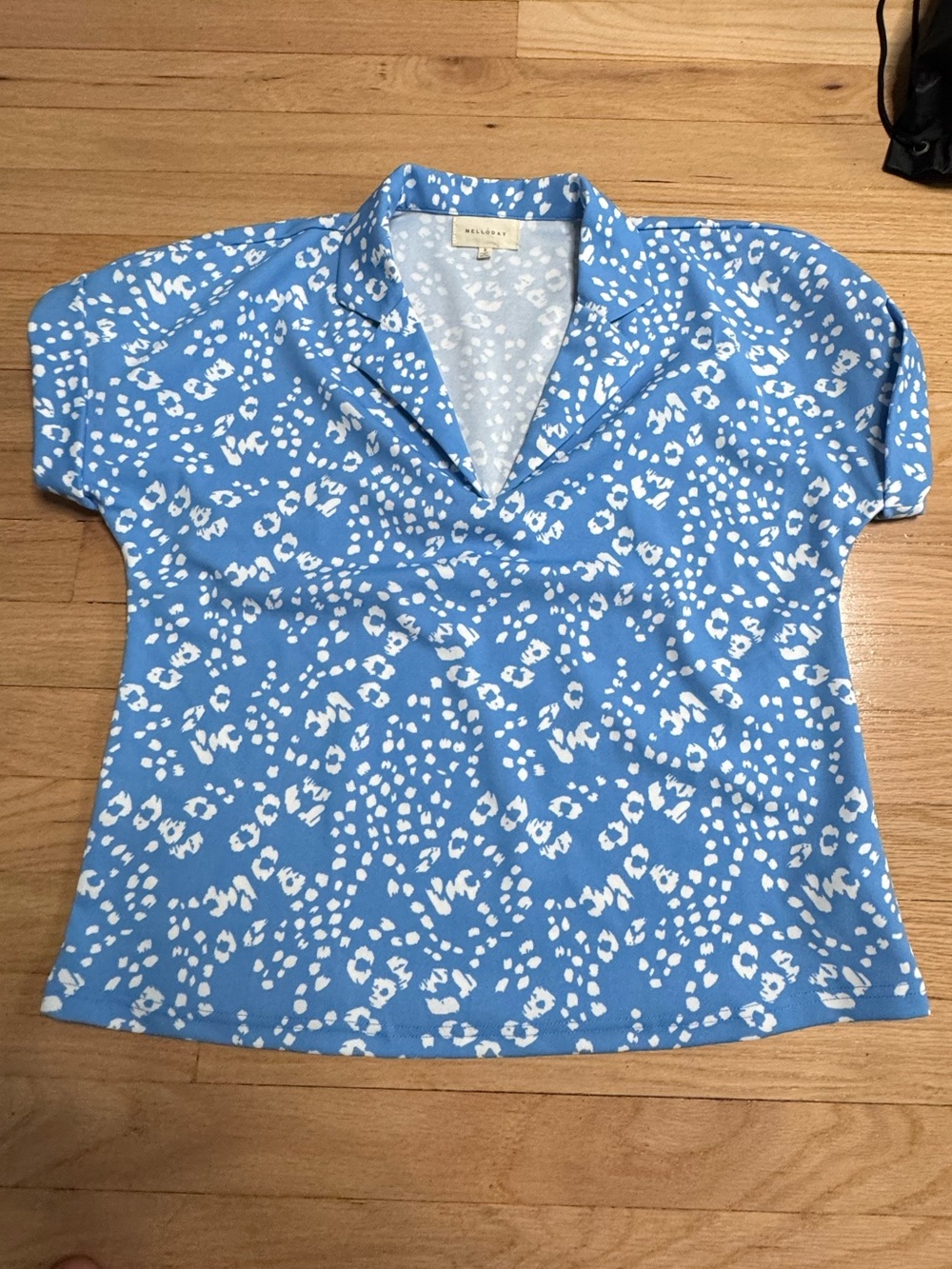 MELLODAY Blue and White Leopard Print Short Sleeve Collared Top